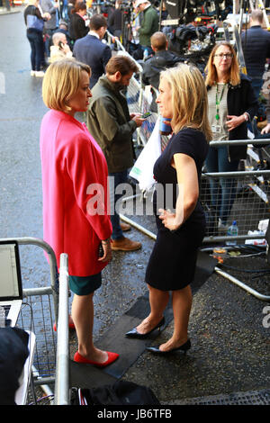 London, UK. 9. Juni 2017. Laura Kuenssberg (BBC TV politischer Redakteur) in der Downing Street spricht Sophie Raworth (BBC Fernsehapparat Nachrichten-Moderatorin) Theresa Mai warten, als Prime Minster of Great Britain zurückzukehren. Die Parlamentswahlen 2017 wurde von der konservativen Partei gewonnen. Dies ist die Szene außerhalb Nummer 10 Downing Street, London, am 9. Juni 2017. Bildnachweis: Paul Marriott/Alamy Live-Nachrichten Stockfoto