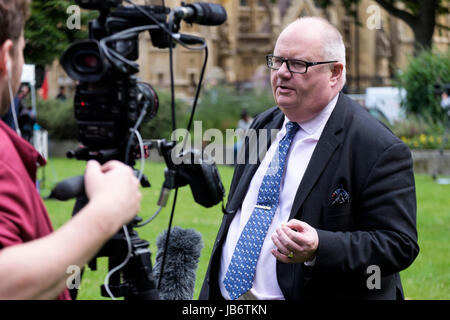 London, Großbritannien. Juni 2017. Sir Eric Pickles, der konservative Politiker und ehemalige Vorsitzende der Konservativen Partei, wird nach den britischen Parlamentswahlen vom Fernsehreporter interviewt. Stockfoto