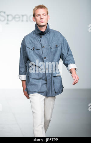 180 der Strand, London, UK. 9. Juni 2017. Oliver Spencer zeigt seine Kollektion Frühjahr Sommer 2018 bei London Fashion Woche Männer. © Chris Yates Stockfoto