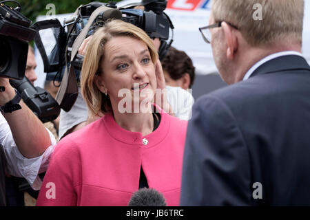 BBC politische Redakteurin, Laura Kuensberg Durchführung von TV-News-Interview. Stockfoto