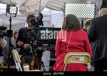 Live TV-Nachrichten Rundfunk; TV News Presenter mit Kamera mit autocue. Stockfoto