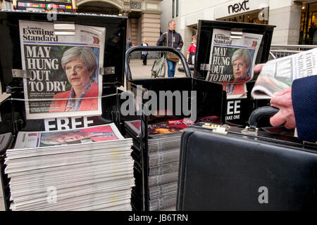 London, Großbritannien. 9. Juni, 2017. Der London Evening Standard Zeitung Titelseite am Tag nach der BRITISCHEN allgemeinen Wahl 2017. Stockfoto