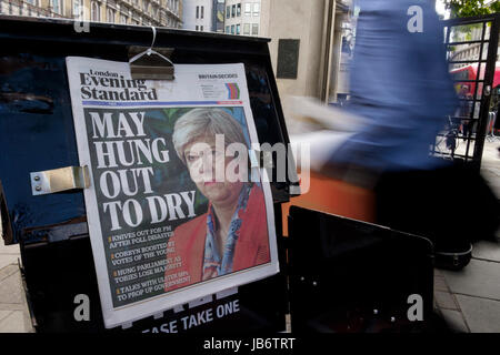 London, Großbritannien. 9. Juni, 2017. Der London Evening Standard Zeitung Titelseite am Tag nach der BRITISCHEN allgemeinen Wahl 2017. Stockfoto