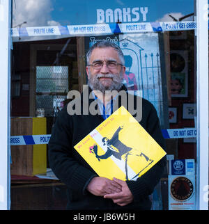 Brentwood, Essex, England. 9. Juni 2017. John Brandler, Besitzer der Brandler-Galerie, wo die Ausstellung "Banksy auf der Platte" Kredit statt: Ian Davidson/Alamy Live News Stockfoto