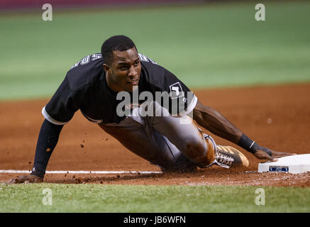 8. Juni 2017 - stiehlt Chicago White Sox Shortstop Tim Anderson (7) dritten Base im 8. Inning im Spiel zwischen den White Sox und die Sonnenstrahlen im Tropicana Field, St. Petersburg, Florida, USA. Del Mecum/CSM Stockfoto