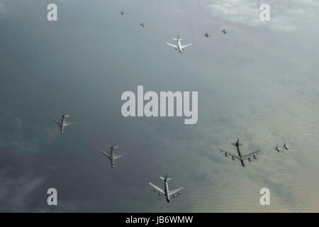 Der Ostsee. 9. Juni 2017. Ein US-Luftwaffe KC-135R Stratotanker, 756. Air Refueling Squadron, führt eine Formation von zwei USAF B-1 b Lancer, ein B - 52H Stratofortress Bomber, zwei deutsche Luftwaffe Eurofighter Taifune, zwei polnische Luftwaffe f-16 Fighting Falcons, ein US-Navy Boeing P-8 Poseidon und zwei Kampfflugzeuge der US Air Force F-16 Fighting Falcons während der Übung BALTOPS in der Nähe von russischen Luftraum 9. Juni 2017 in der Ostsee. Bildnachweis: Planetpix/Alamy Live-Nachrichten Stockfoto