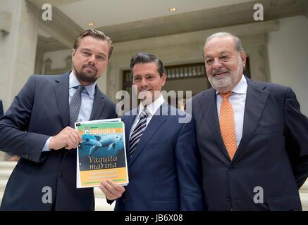 Mexico City, Mexiko. 9. Juni 2017. Mexikanische Präsident Enrique Pena Nieto, Center, Schauspieler Leonardo DiCaprio und mexikanische Milliardär Carlos Slim diskutieren speichern Vaquita, eine vom Aussterben bedrohte Schweinswale in Mexikos Golf von Kalifornien, im Präsidentenpalast Los Pinos 8. Juni 2017 in Mexico City, Mexiko heimisch. DiCaprio ist gemeinsam mit Pena Nieto und Slim zu versuchen und die Vaquita vor dem Aussterben zu retten. (Foto: Presidenciamx via Planetpix) Stockfoto