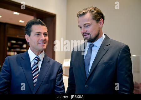 Mexico City, Mexiko. 9. Juni 2017. Mexikanische Präsident Enrique Pena Nieto, links und Schauspieler Leonardo DiCaprio diskutieren die vom Aussterben bedrohten Vaquita, ein Schweinswal in Mexikos Golf von Kalifornien, im Präsidentenpalast Los Pinos 8. Juni 2017 in Mexico City, Mexiko heimisch. DiCaprio ist gemeinsam mit Pena Nieto und mexikanische Milliardär Carlos Slim zu versuchen und die Vaquita vor dem Aussterben zu retten. (Foto: Presidenciamx via Planetpix) Stockfoto