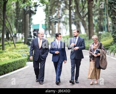 Mexico City, Mexiko. 9. Juni 2017. Mexikanische Präsident Enrique Pena Nieto, Center, Schauspieler Leonardo DiCaprio und mexikanische Milliardär Carlos Slim, links, diskutieren speichern Vaquita, eine vom Aussterben bedrohte Schweinswale in Mexikos Golf von Kalifornien, im Präsidentenpalast Los Pinos 8. Juni 2017 in Mexico City, Mexiko heimisch. DiCaprio ist gemeinsam mit Pena Nieto und Slim zu versuchen und die Vaquita vor dem Aussterben zu retten. (Foto: Presidenciamx via Planetpix) Stockfoto