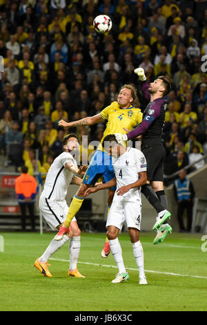 Stockholm, Schweden. 9. Juni 2017. Frankreich-Torwart 1 Hugo Lloris am Boll Pfingstmontag Schweden 4 Andreas Granqvist im qualifizierenden Spiel zwischen Schweden und Frankreich. Bildnachweis: Johan Schefstrom/Frilansfotograferna/Alamy Live-Nachrichten Stockfoto