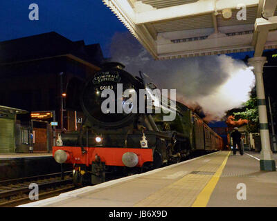 Reigate, UK. 9. Juni 2017. Flying Scotsman 60103 Dampflokomotive schleppen Salonwagen Geschwindigkeiten Reigate Durchgangsbahnhof in Surrey. 2201hrs Freitag, 9. Juni 2017. Bildnachweis: Lindsay Constable/Alamy Live-Nachrichten Stockfoto