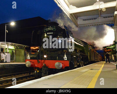 Reigate, UK. 9. Juni 2017. Flying Scotsman 60103 Dampflokomotive schleppen Salonwagen Geschwindigkeiten Reigate Durchgangsbahnhof in Surrey. 2201hrs Freitag, 9. Juni 2017. Bildnachweis: Lindsay Constable/Alamy Live-Nachrichten Stockfoto