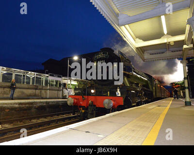 Reigate, UK. 9. Juni 2017. Flying Scotsman 60103 Dampflokomotive schleppen Salonwagen Geschwindigkeiten Reigate Durchgangsbahnhof in Surrey. 2201hrs Freitag, 9. Juni 2017. Bildnachweis: Lindsay Constable/Alamy Live-Nachrichten Stockfoto