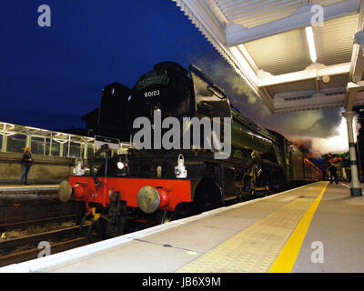 Reigate, UK. 9. Juni 2017. Flying Scotsman 60103 Dampflokomotive schleppen Salonwagen Geschwindigkeiten Reigate Durchgangsbahnhof in Surrey. 2201hrs Freitag, 9. Juni 2017. Bildnachweis: Lindsay Constable/Alamy Live-Nachrichten Stockfoto