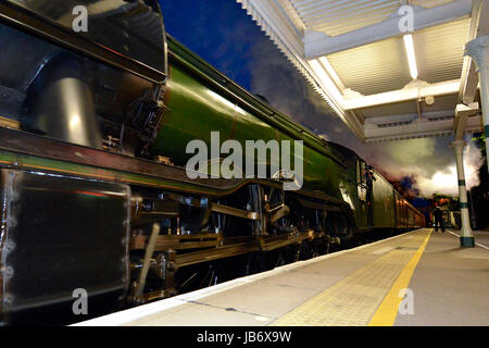 Reigate, UK. 9. Juni 2017. Flying Scotsman 60103 Dampflokomotive schleppen Salonwagen Geschwindigkeiten Reigate Durchgangsbahnhof in Surrey. 2201hrs Freitag, 9. Juni 2017. Bildnachweis: Lindsay Constable/Alamy Live-Nachrichten Stockfoto