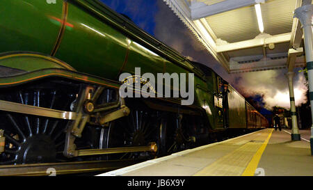 Reigate, UK. 9. Juni 2017. Flying Scotsman 60103 Dampflokomotive schleppen Salonwagen Geschwindigkeiten Reigate Durchgangsbahnhof in Surrey. 2201hrs Freitag, 9. Juni 2017. Bildnachweis: Lindsay Constable/Alamy Live-Nachrichten Stockfoto