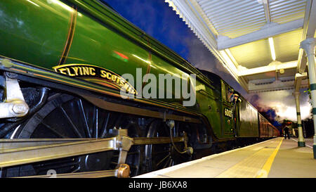 Reigate, UK. 9. Juni 2017. Flying Scotsman 60103 Dampflokomotive schleppen Salonwagen Geschwindigkeiten Reigate Durchgangsbahnhof in Surrey. 2201hrs Freitag, 9. Juni 2017. Bildnachweis: Lindsay Constable/Alamy Live-Nachrichten Stockfoto