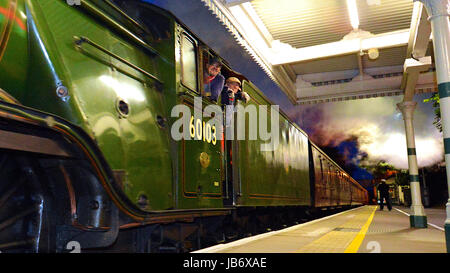 Reigate, UK. 9. Juni 2017. Flying Scotsman 60103 Dampflokomotive schleppen Salonwagen Geschwindigkeiten Reigate Durchgangsbahnhof in Surrey. 2201hrs Freitag, 9. Juni 2017. Bildnachweis: Lindsay Constable/Alamy Live-Nachrichten Stockfoto