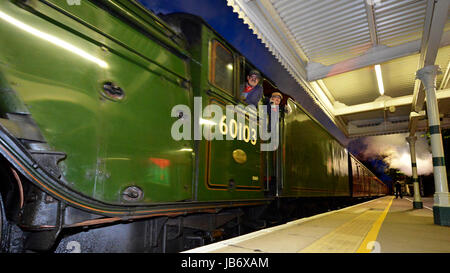 Reigate, UK. 9. Juni 2017. Flying Scotsman 60103 Dampflokomotive schleppen Salonwagen Geschwindigkeiten Reigate Durchgangsbahnhof in Surrey. 2201hrs Freitag, 9. Juni 2017. Bildnachweis: Lindsay Constable/Alamy Live-Nachrichten Stockfoto