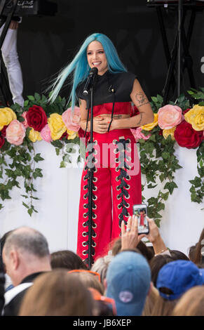 New York, USA. 9. Juni 2017. New York, NY USA - 9 Juni 2017:Halsey führt auf der Bühne für NBC heute Sommer-Konzertreihe am Rockefeller Plaza Credit: Lev Radin/Alamy Live-Nachrichten Stockfoto