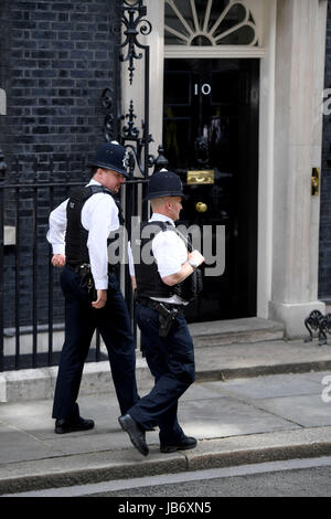 Polizei patrouillieren an Nummer 10 Downing Street, London, UK. Sicherheit bei Downing St Stockfoto