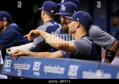 St. Petersburg, Florida, USA. 9. Juni 2017. WILL VRAGOVIC | Times.Tampa Bay Strahlen Center Fielder spricht Kevin Kiermaier (39) mit Catcher Derek Norris (33) über seine Seite in ersten Base während Donnerstag des Spiels auf der Trainerbank während des Spiels zwischen den Tampa Bay Rays und die Oakland Athletics im Tropicana Field in St. Petersburg, Florida am Freitag, Juni 79, 2017. Bildnachweis: Willen Vragovic/Tampa Bay Times / ZUMA Draht/Alamy Live News Stockfoto