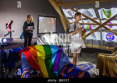 Documenta Kassel, Deutschland Multimedia-Installation, People Visitors in Gottschalk-Halle, Documenta 14' Ausstellung in Kassel, zeitgenössische moderne Kunst LGBT-Flagge Stockfoto