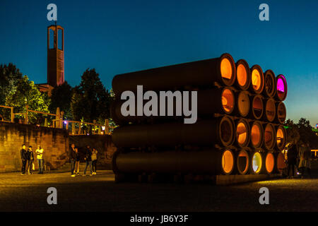 Documenta Kassel Deutschland. Besucher vor der Kunst der Künstlerin Hiwa K, Documenta 14' Ausstellung in Kassel Stockfoto