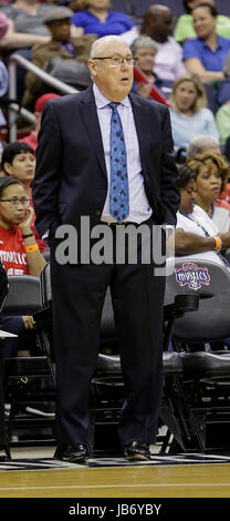 Washington DC, USA. 9. Juni 2017. Washington Mystics Head Coach Mike Thibault während ein WNBA-Spiel zwischen Washington Mystiker und Minnesota Lynx im Verizon Center in Washington DC. Justin Cooper/CSM/Alamy Live-Nachrichten Stockfoto