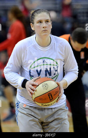 Washington, DC, USA. 9. Juni 2017. 20170609 - Minnesota Lynx Wache LINDSAY WHALEN (13) erwärmt sich vor Beginn der zweiten Hälfte gegen die Washington Mystiker im Verizon Center in Washington. Bildnachweis: Chuck Myers/ZUMA Draht/Alamy Live-Nachrichten Stockfoto