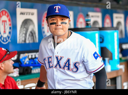 6. Juni 2017: Texas Rangers Designated Hitter Shin-soo Choo #17 bei einem interleague MLB-Spiel zwischen den New York Mets und die Texas Rangers im Globe Life Park in Arlington, TX Texas besiegt New York 10-8 Albert Pena/CSM Stockfoto