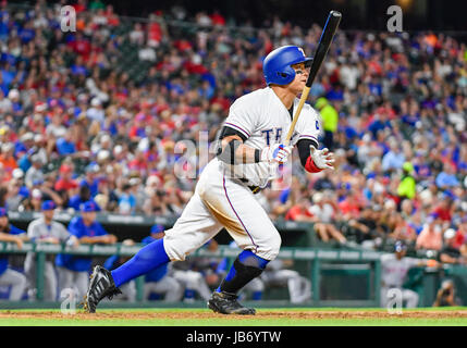 6. Juni 2017: Texas Rangers Designated Hitter Shin-soo Choo #17 bei einem interleague MLB-Spiel zwischen den New York Mets und die Texas Rangers im Globe Life Park in Arlington, TX Texas besiegt New York 10-8 Albert Pena/CSM Stockfoto