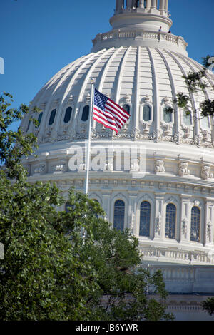 Sehr hochauflösende stock Foto von der amerikanischen Flagge auf der Nordseite des United States Capitol in Washington, DC auf Donnerstag, 8. Juni 2017. Bildnachweis: Ron Sachs/CNP /MediaPunch Stockfoto