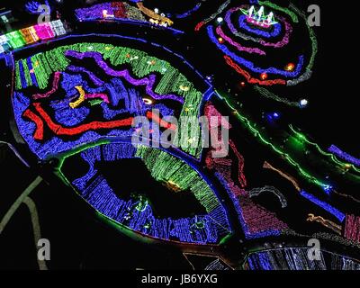 Zunyi, Chinas Provinz Guizhou. 9. Juni 2017. Farbige Lichter werden während ein Lichterfest im Yuqing County, Südwesten Chinas Provinz Guizhou, 9. Juni 2017 angezeigt. Bildnachweis: He Chunyu/Xinhua/Alamy Live-Nachrichten Stockfoto