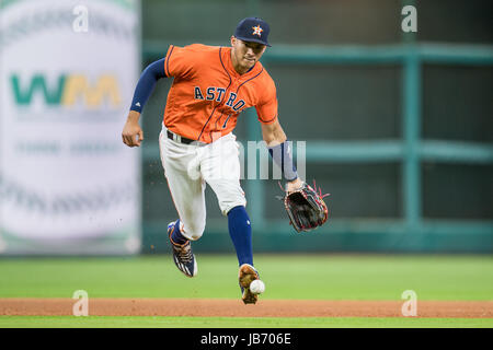 Houston, TX, USA. 9. Juni 2017. Houston Astros Shortstop Carlos Correa (1) fängt den Ball im 4. Inning während ein Hauptliga-Baseball-Spiel zwischen der Houston Astros und die Los Angeles Angels im Minute Maid Park in Houston, Texas. Trask Smith/CSM/Alamy Live-Nachrichten Stockfoto