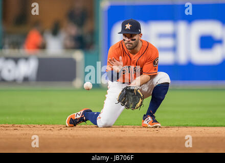 Houston, TX, USA. 9. Juni 2017. Houston Astros zweiter Basisspieler Jose Altuve (27) fängt den Ball im 6. Inning während ein Hauptliga-Baseball-Spiel zwischen der Houston Astros und die Los Angeles Angels im Minute Maid Park in Houston, Texas. Trask Smith/CSM/Alamy Live-Nachrichten Stockfoto