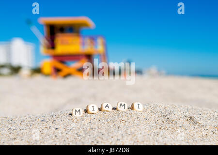 Maimi Southbeach, Rettungsschwimmer Haus mit Buchstaben auf dem Sand, Florida / USA, Stockfoto