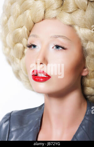 Extravagante Frisur. Stilvolle Frau mit kreativen Kunst Trendy Perücke Stockfoto