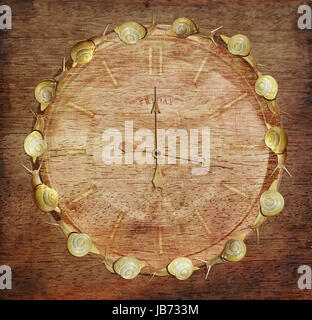 Langsam Zeit. Retro-Uhr mit Schnecken auf Holz. Kunst-Konzept Stockfoto