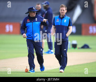 Englands Kapitän Eoin Morgan spricht mit Trainer Trevor Bayliss während einer Sitzung der Netze bei Edgbaston, Birmingham. Stockfoto