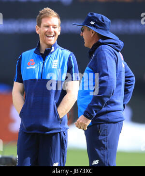 Englands Kapitän Eoin Morgan spricht mit Trainer Trevor Bayliss während einer Sitzung der Netze bei Edgbaston, Birmingham. Stockfoto