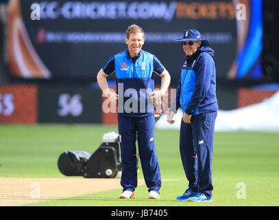 Kapitän der englischen Nationalmannschaft Eoin Morgan spricht mit Trainer Trevor Bayliss während einer Sitzung der Netze bei Edgbaston, Birmingham. Stockfoto