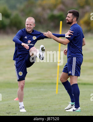 Schottlands Steven Naismith (links) und Russell Martin während einer Trainingseinheit am Mar Hall, Glasgow. Stockfoto