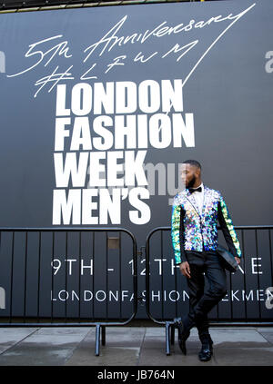 Magazin Gents Chefredakteur, Paris Warren, aus New York, posiert für Fotos außerhalb des BFC zeigen Raums während London Men Fashion Week Frühjahr/Sommer 2018. PRESSEVERBAND Foto. Bild Datum: Freitag, 9. Juni 2017. Bildnachweis sollte lauten: Isabel Infantes/PA Wire Stockfoto