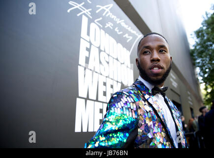 Magazin Gents Chefredakteur, Paris Warren, aus New York, posiert für Fotos außerhalb des BFC zeigen Raums während London Men Fashion Week Frühjahr/Sommer 2018. Stockfoto