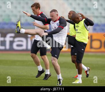 WAYNE ROONEY ERWÄRMT SICH WÄHREND DER SCHULUNG, ENGLAND TRAINING, Bulgarien V ENGLAND UEFA EURO 2012 QUALIFIER, 2011 Stockfoto