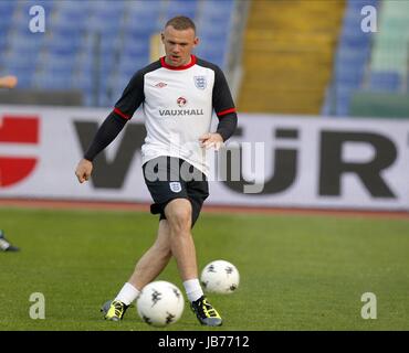 WAYNE ROONEY ERWÄRMT SICH WÄHREND DER SCHULUNG, ENGLAND TRAINING, Bulgarien V ENGLAND UEFA EURO 2012 QUALIFIER, 2011 Stockfoto