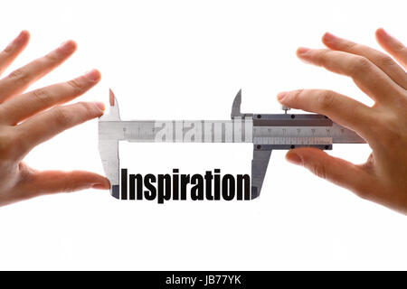 Zwei Hände halten ein Bremssattel, messen das Wort "Inspiration". Stockfoto