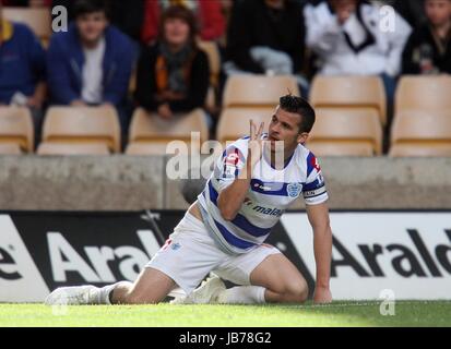 JOEY BARTON VERSPOTTET die MENSCHENMENGE WOLVERHAMPTON WANDERERS V QUEE MOLINEUX STADIUM WOLVERHAMPTON ENGLAND 17. September 2011 Stockfoto