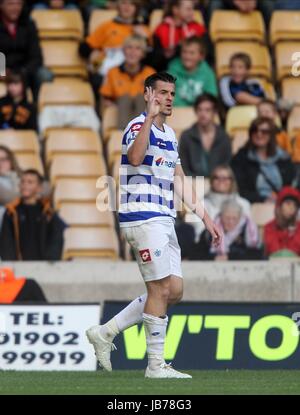 JOEY BARTON VERSPOTTET die MENSCHENMENGE WOLVERHAMPTON WANDERERS V QUEE MOLINEUX STADIUM WOLVERHAMPTON ENGLAND 17. September 2011 Stockfoto